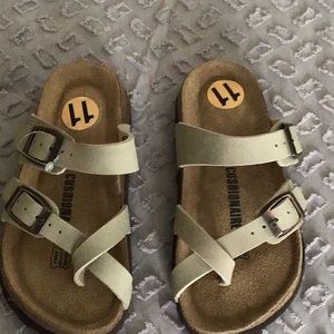 Cushionaire toe thong sandals